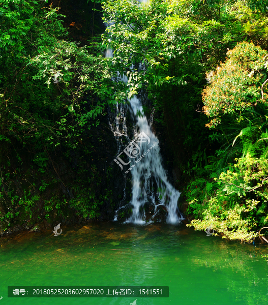 绿水山泉