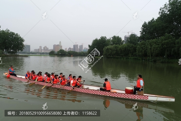 备战龙舟大赛练习忙