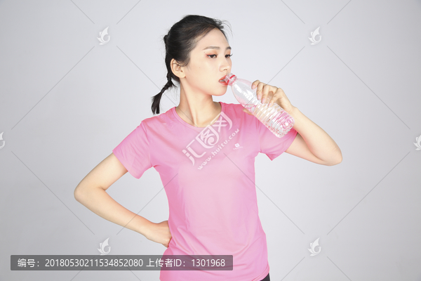 运动后喝水的女性