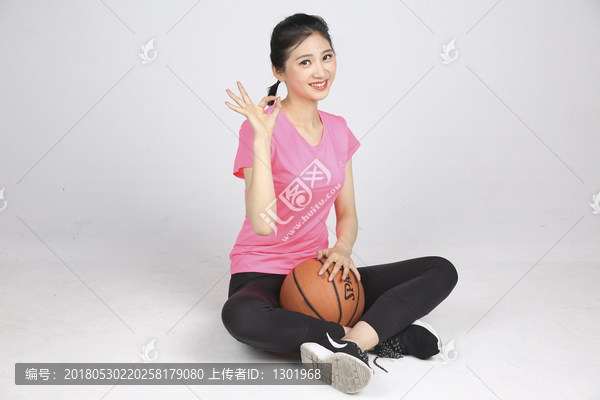 打篮球的美女