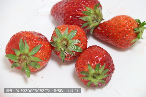 五颗草莓