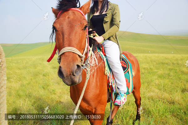 在蒙古国草原上骑马的人