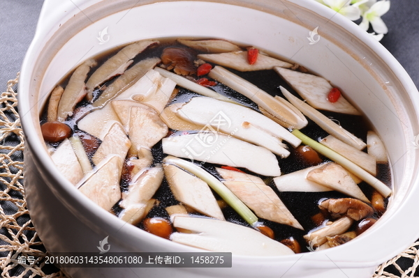 山珍菌汤锅
