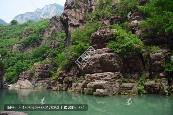 红石峡峡谷青山绿水