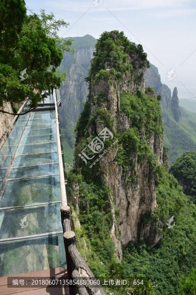 焦作云台山茱萸峰玻璃栈道