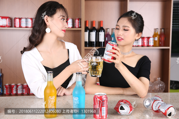 两个性感酒吧女郎