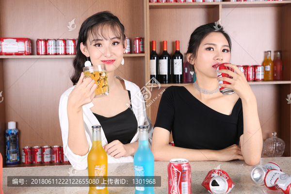 两个性感酒吧女郎