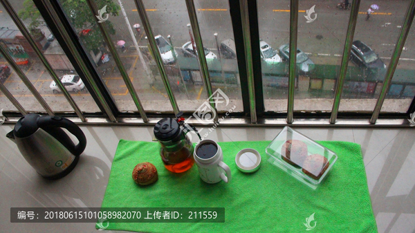 独坐窗前听风雨