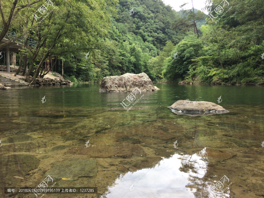 磐安县十八涡小溪风景摄影图