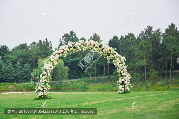 鲜花装饰拱门