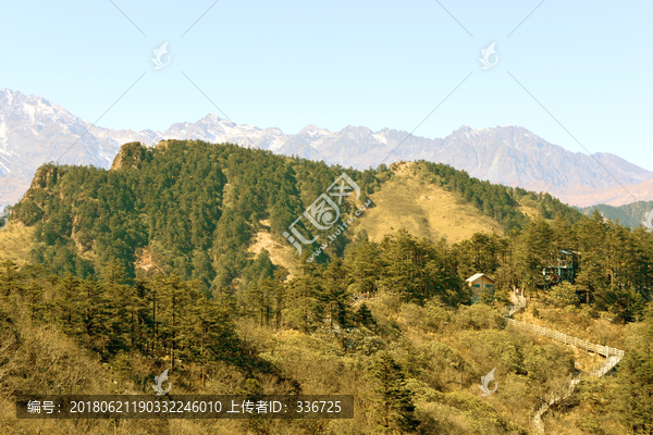 高山丘壑,群山山峰,山地风光