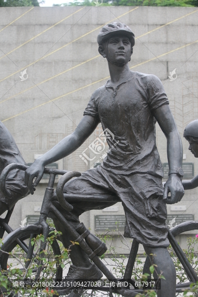 骑单车雕像