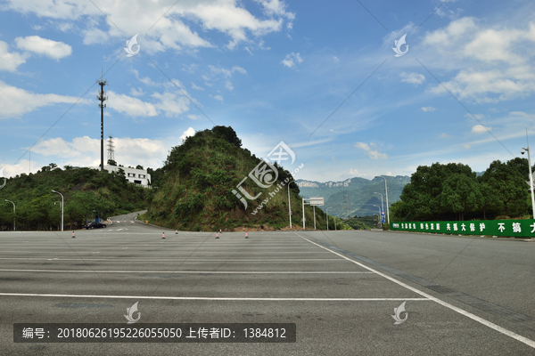 坛子岭公路边铁塔