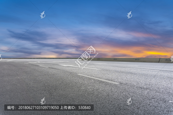 夕陽下的城市道路瀝青路面