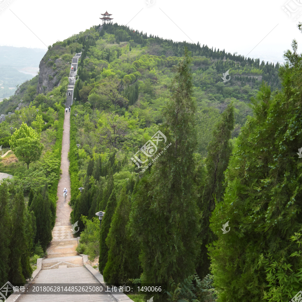 山岭上的登山步道