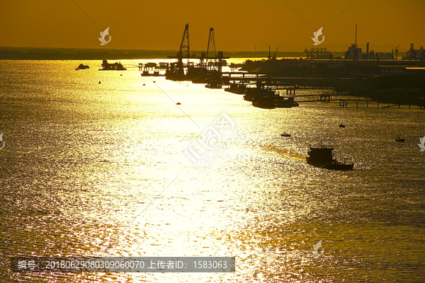 繁忙的长江货运码头
