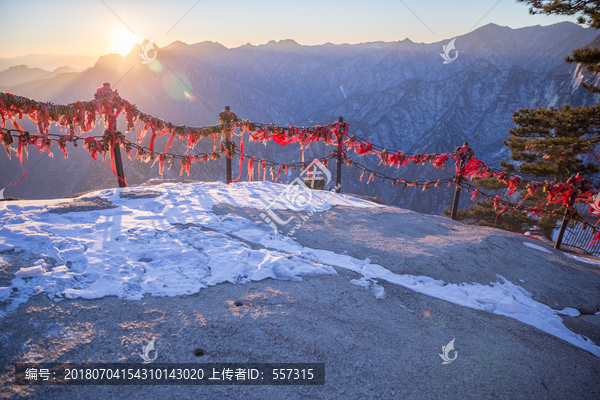 日出东峰迎客松