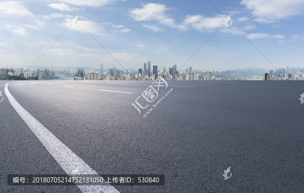 前景为城市道路路面的重庆全景