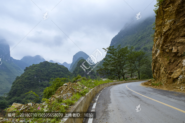 山路蜿蜒