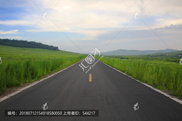 笔直的草原公路美景