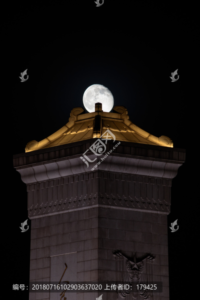 人民英雄纪念碑夜景月亮
