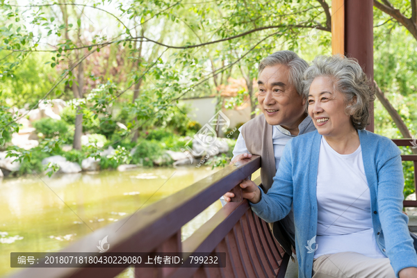 老年夫妻旅游