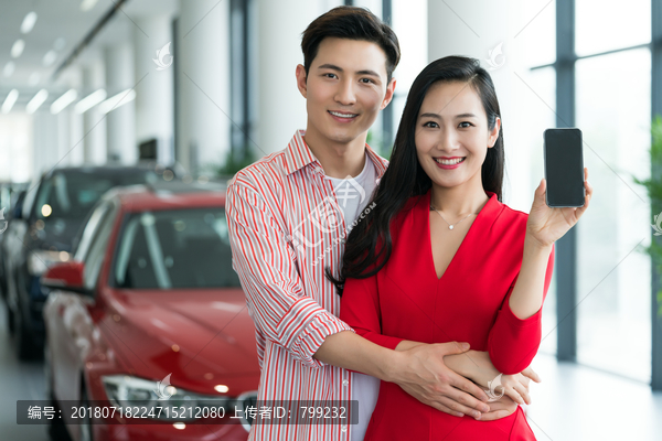 年轻夫妻选购汽车