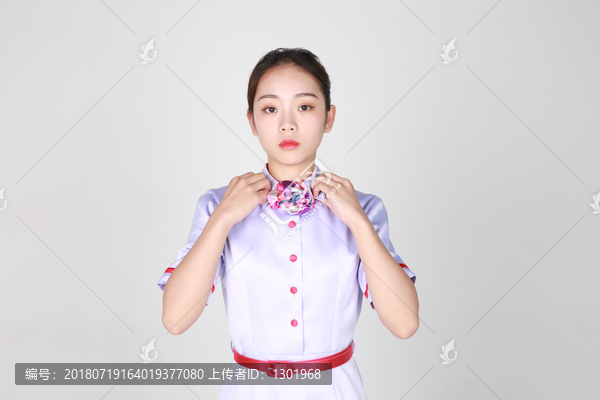 年轻空姐制服摄影图