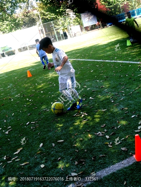 儿童练习踢足球