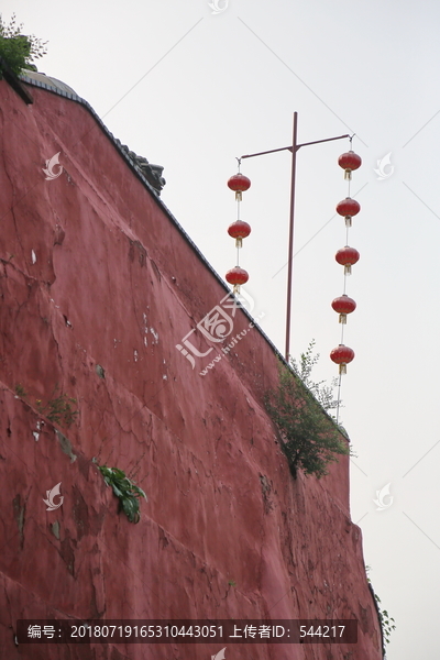 戒台台寺城墙上挂灯笼