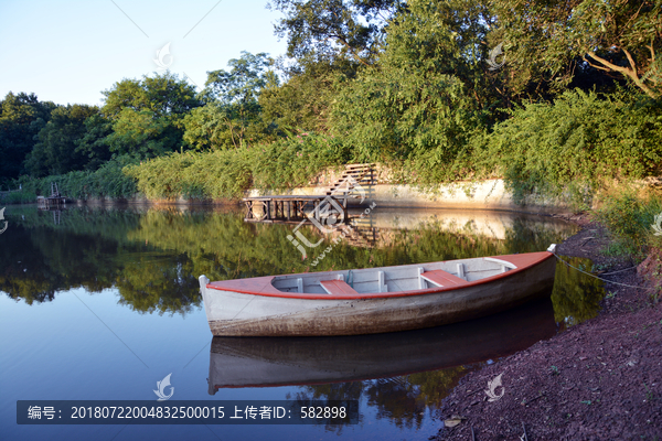 宁静的湖畔