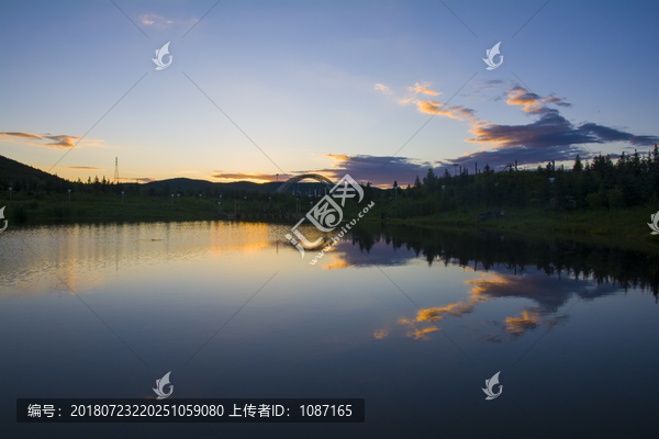 夕阳下的湖水倒影