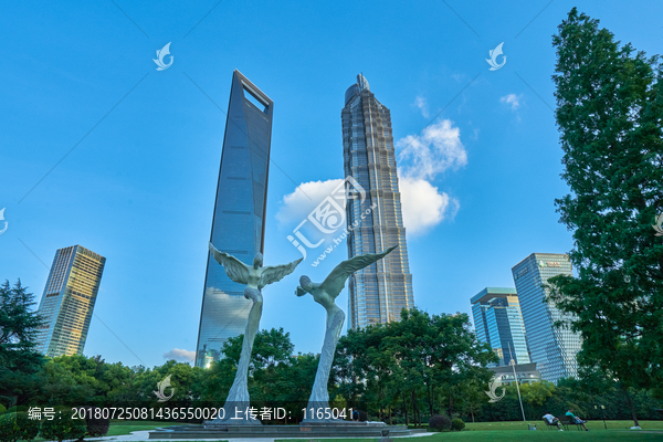 摩天大楼和腾飞雕塑