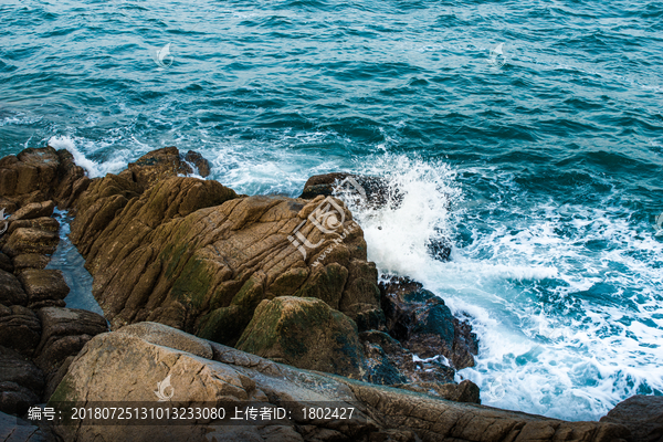 海浪与礁石