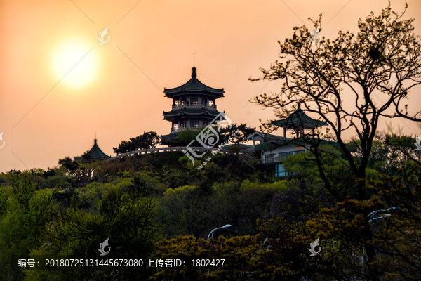 夕阳下的小鱼山公园