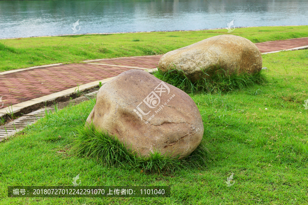 草地石头雕刻