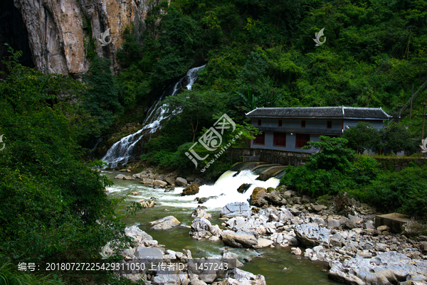 瀑布与山涧溪流