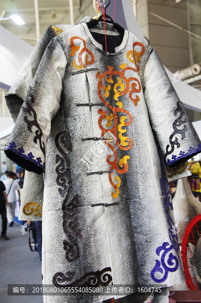 赫哲族鱼皮制作服装