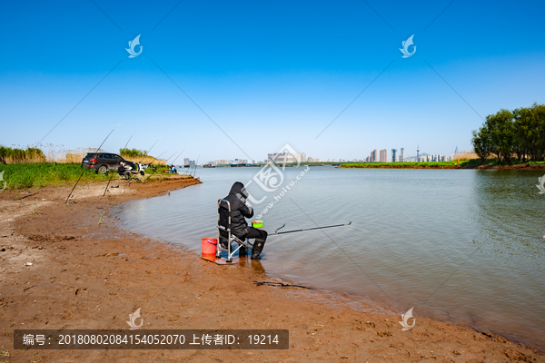 江边垂钓