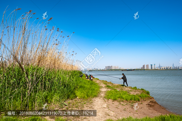 江边垂钓