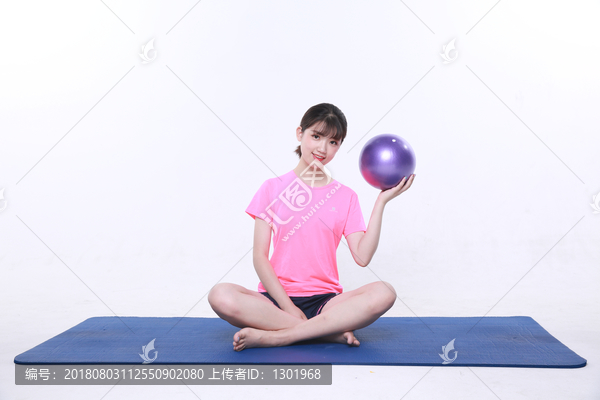 美女健身球摄影图