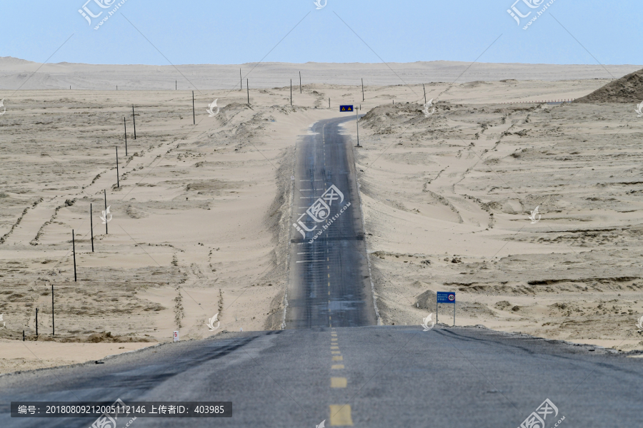 青海柴达木盆地沙漠公路