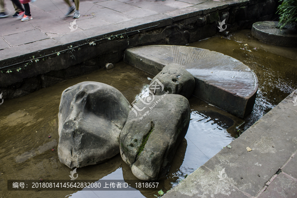 水沟石头