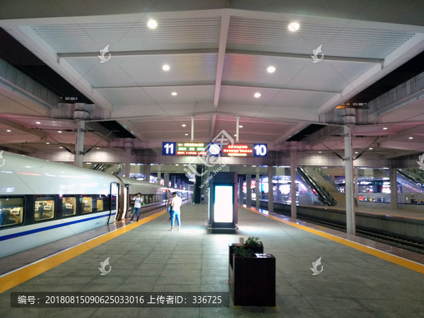 重庆北站站台夜景