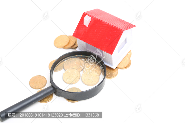 白背景上的硬币和房子模型