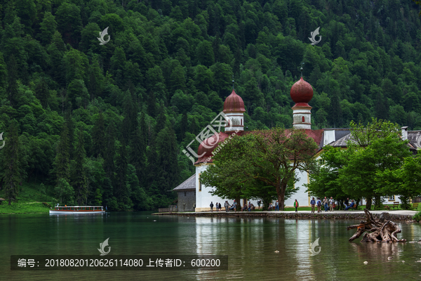 德国国王湖中红顶洋葱教堂