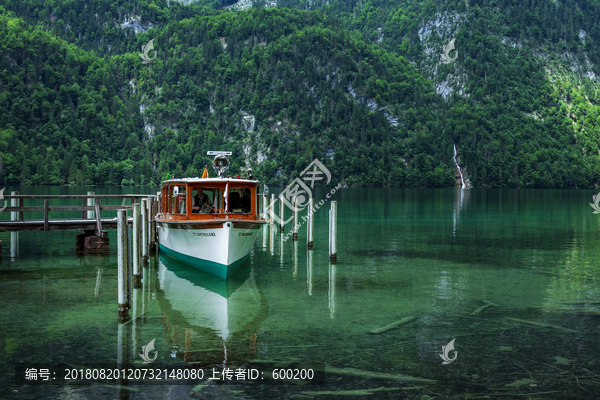 德国国王湖清澈湖水游船倒影