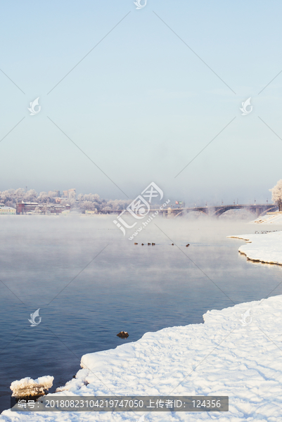 下雪天的城市江边风景