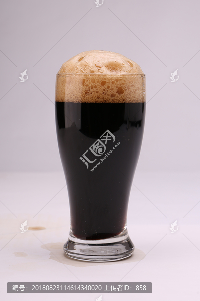 有啤酒泡沫的黑啤啤酒杯