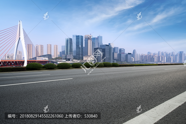 道路路面和重庆城市天际线